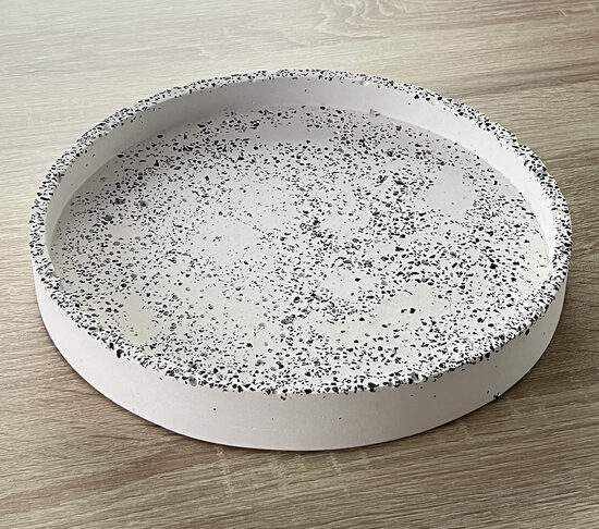 Terrazzo dekoratīvā paplāte Ø30 cm – Balta ar melniem akcentiem